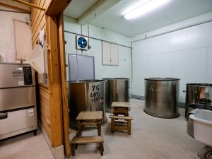 酒母室。ここで麹付けされた酒米と酵母、水などを合わせて酒母が造られる