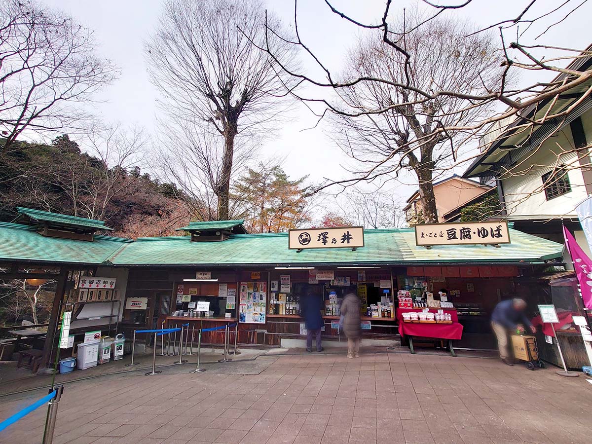 予約をすれば酒蔵見学もできる