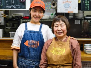 昔から料理が趣味で、特にカレー好きという娘の白石徳子さん（左）と母の小宮京子さん