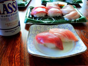 テイクアウトしたマグロ寿司 ［食楽web］