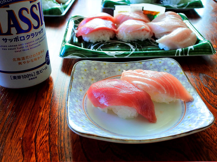 テイクアウトしたマグロ寿司 ［食楽web］