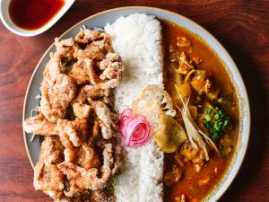 以前ラーメンに使用していた特注の削り節を利かせたカレーが、肉や酢醤油ダレとマッチする「ブタカラとスパイスカレーのプレート」