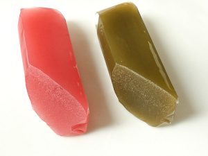 左から紅羊羹、晩茶羊羹。どちらも滑らかな口どけ