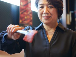 お肉を焼いてくれるおもてなし精神抜群の藤崎社長［食楽web］