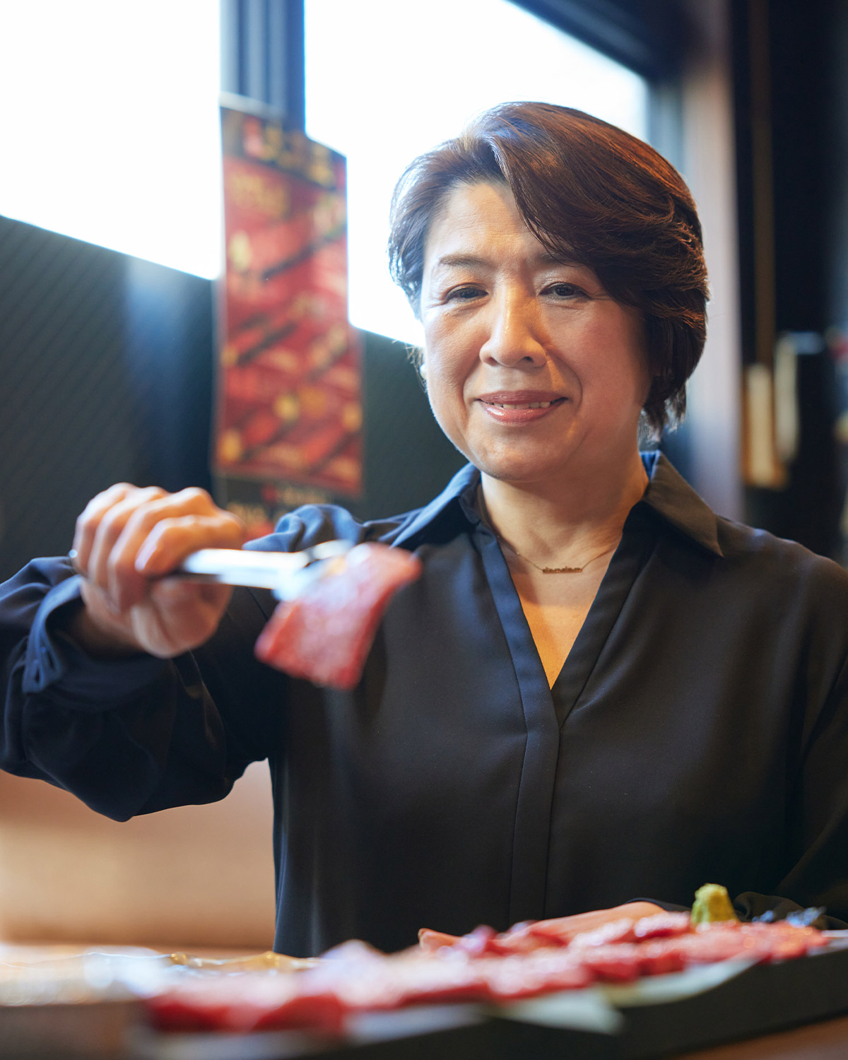 お肉を焼いてくれるおもてなし精神抜群の藤崎社長［食楽web］