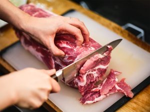 「ブタカラは一切れごとに食感のメリハリがある方が美味しい」と、肩ロース肉は一枚ずつ厚さや大きさをランダムにスライスする