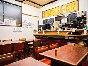 町中華屋のテーブル席
