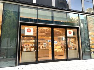 ガラス張りの扉の外観のアンテナショップ