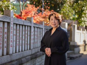 藤崎 忍／1966年東京生まれ。大学卒業後、21歳で結婚し専業主婦に。39歳の時に夫が病に倒れ、SHIBUYA109のアパレルショップに就職。5年後に退職し、2011年に東京・新橋に居酒屋「そらき」を開店。2017年にドムドムフードサービスに入社し、ドムドムハンバーガーの新商品開発などに邁進。2018年、同社の代表取締役社長に就任