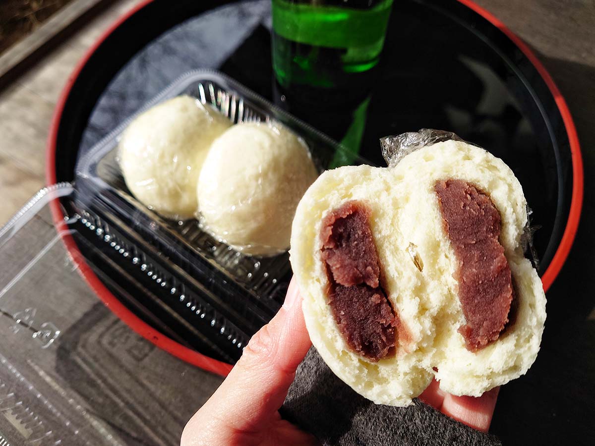 程よい甘さで口どけの良いこしあんがギュッと詰まっている