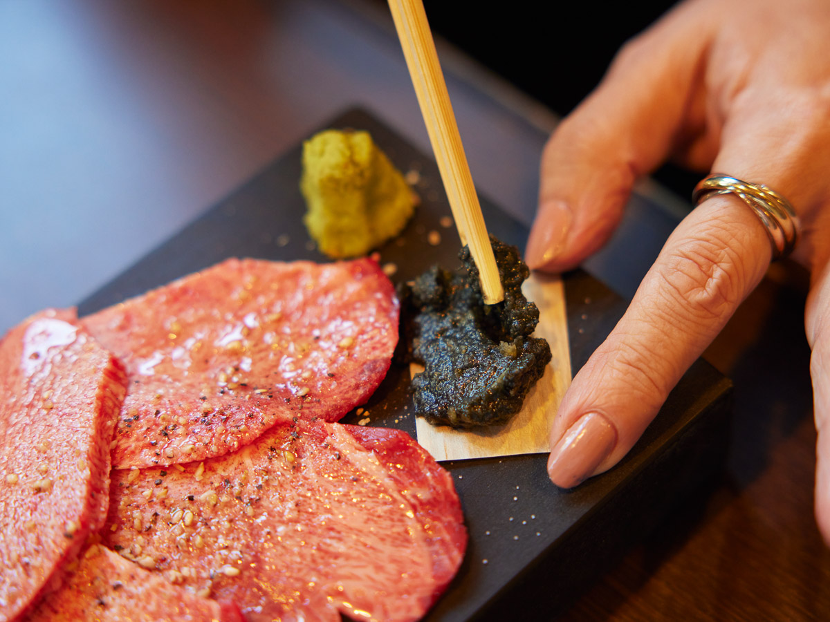 柚子胡椒は食用の竹炭を練り込むことでカドが取れてまろやかな味に。店ではほかに自家製焼肉のタレ、九州醤油、オリジナルポン酢だれの3種が用意される