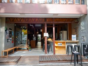 古民家をリノベーションして作ったモダンな佇まいのダイニング