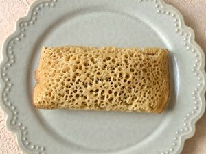 空気をたっぷりと含んでいる生地は気泡が入っていて軽い食感