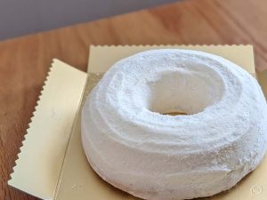パッケージを開けると真っ白でシンプルなケーキがお目見え