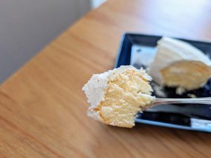 フォークですくったバタークリームケーキ