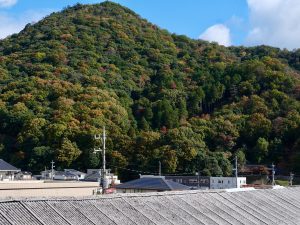 周囲は里山に囲まれたのどかな立地。かつて可部町は酒造りが盛んで宿場町としても栄えた