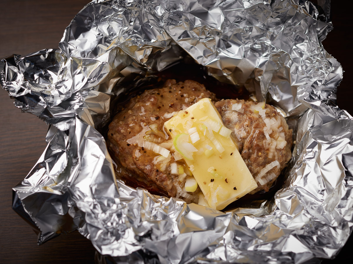 「牛タンの塩バーグ」(748円)。牛のタン先を使い、塩バターを加えてホイル焼きにした特製ハンバーグ