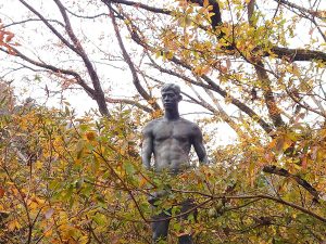 写実的な朝倉作品に出会える。青年像は多摩川にかかる楓橋のたもとにある
