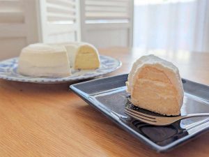 白い粉砂糖のかかったバタークリームケーキ