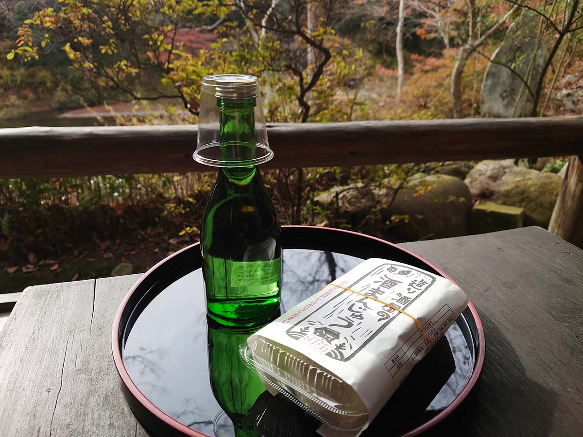 「本醸造生原酒」750円、「酒まんじゅう」3個入