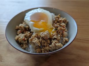 炊きたてご飯と卵を用意すれば、専門店並みのガパオライスに