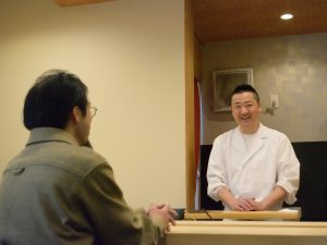 カウンターの前にはネタケース、という寿司屋の定番風景は『みどり鮨』にはありません。