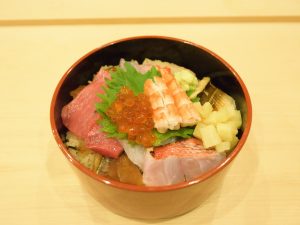 ランチの「ちらし」。赤酢のシャリの上に、旨みが凝縮された素材がふんだんに