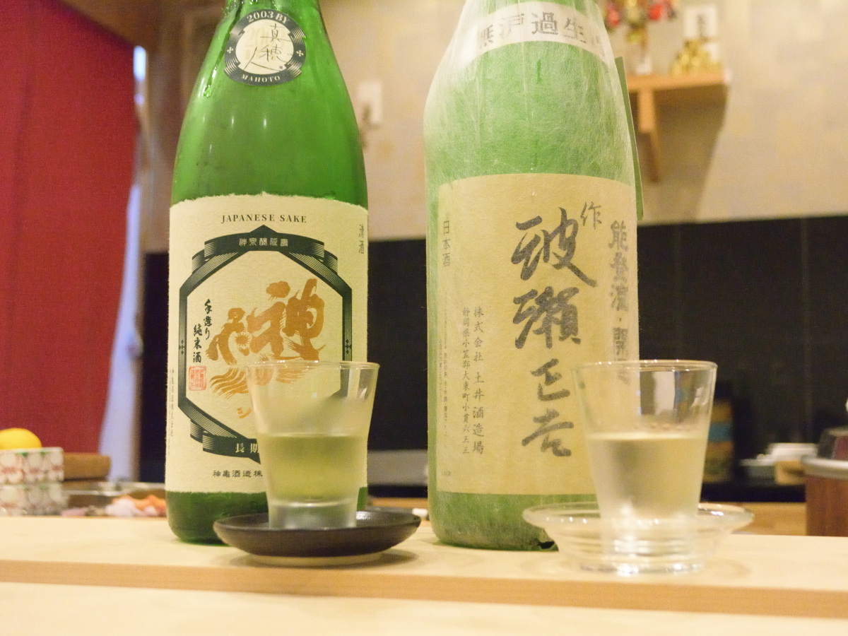 神奈川愛に溢れる地酒ラインナップに加え、他県の長期熟成酒も。左「神亀 神穂人 純米酒 18.5度 2003BY」 右「開運 波瀬正吉作 無濾過生 17度 2003BY」
