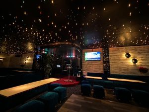 天井には星 カラオケのステージもあります