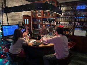 マスターの話を肴に盛り上がるカウンター席