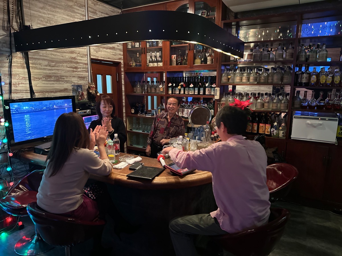 マスターの話を肴に盛り上がるカウンター席