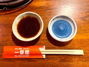 肉とタレの味で各店しのぎを削る。一番館の秘伝のタレは創業以来味を変えていないとのこと