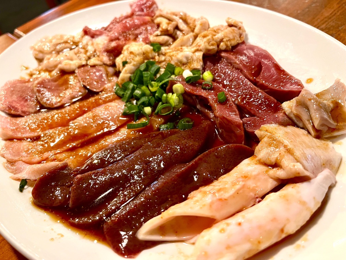 初めての秩父ホルモンセット。このお肉の新鮮さが伝わるだろうか。