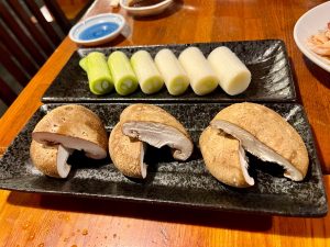 立派な大きさの秩父椎茸焼きと深谷ネギ焼き。地元食材の底力を感じます