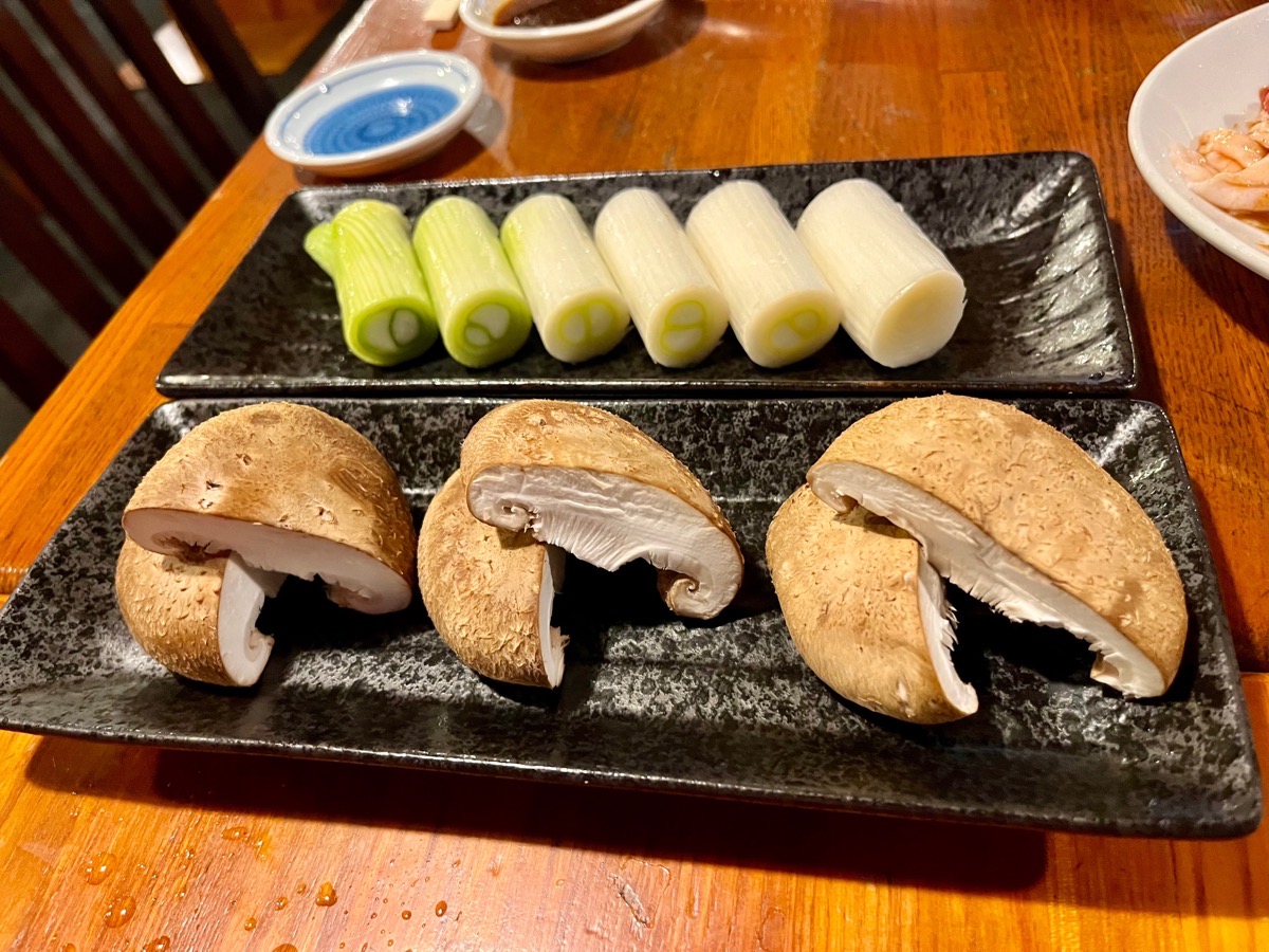 立派な大きさの秩父椎茸焼きと深谷ネギ焼き。地元食材の底力を感じます