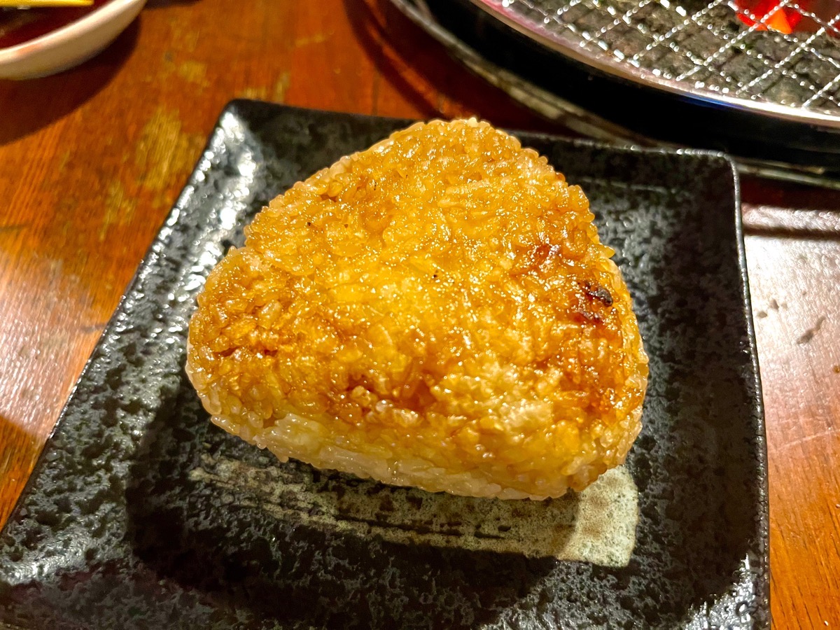 ウチの小学生の娘が必ず注文する焼きおにぎり。丁寧に焼いてくれます
