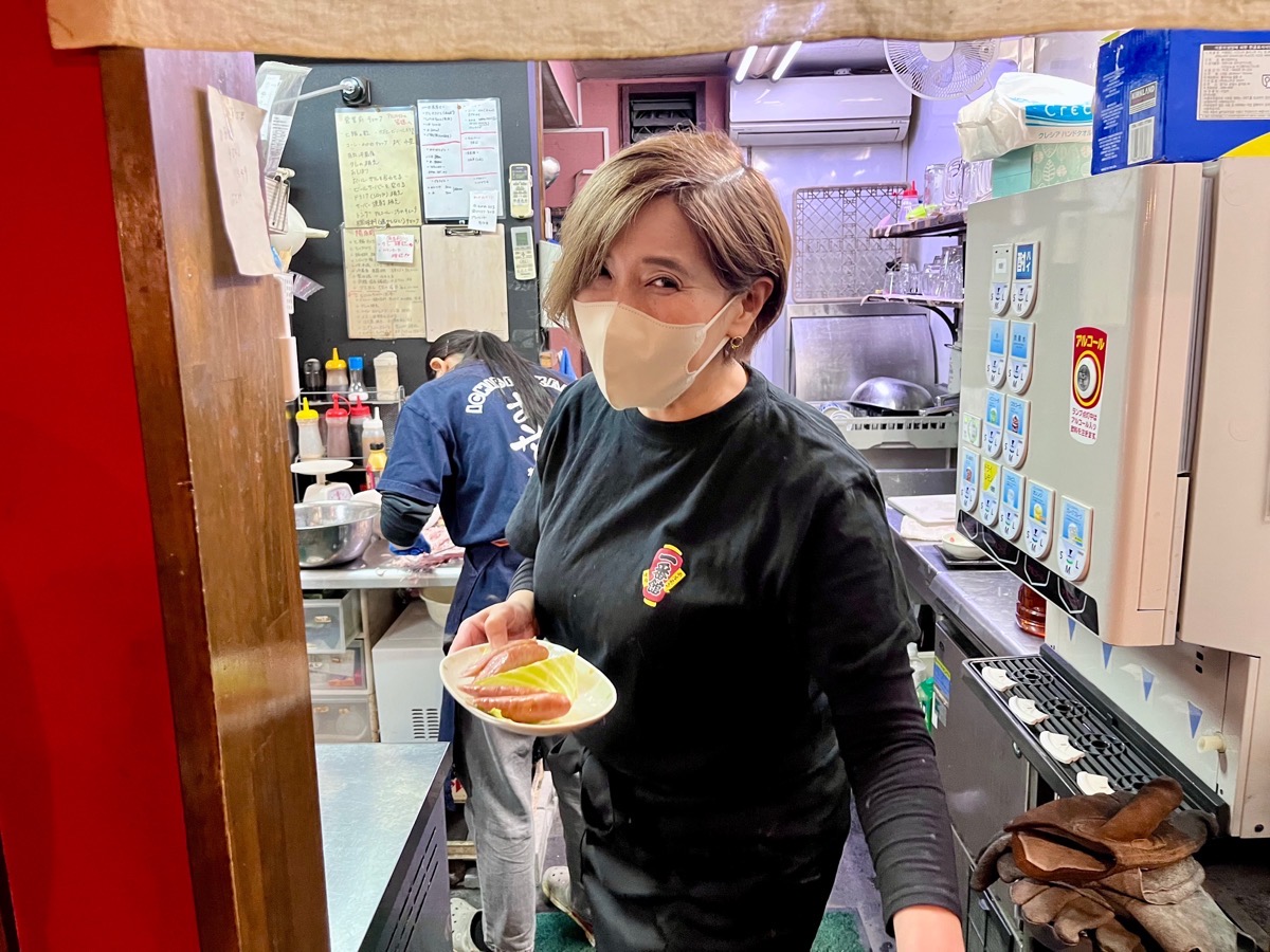 女手一つ、子育てをしながらお店を守ってきたというアッコママ。