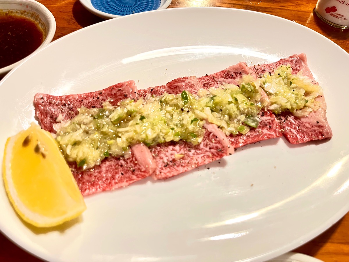 食欲旺盛な筆者ファミリーは追加でネギ塩カルビをオーダー。良いお値段するがこれがまた激ウマ