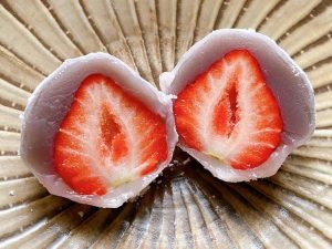 【老舗の手みやげ】行列に並んでも食べたい。今の時期しか買えない老舗『鈴懸』の苺大福