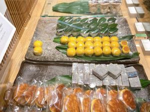 店内には色とりどりの和菓子が並びます