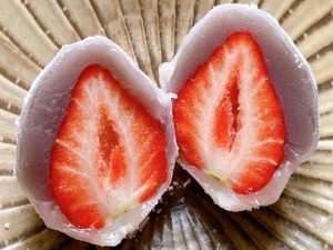 半分に割ってみると、苺とあんこ、求肥のバランスが神！
