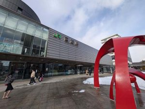 函館駅に残る雪。北海道の冬は長い