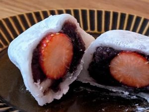 果肉の甘酸っぱさ、あんこのコク、餅のしょっぱさが絶妙