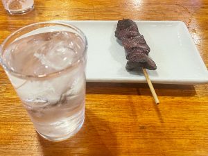 焼酎ロックと焼き上がったレバー