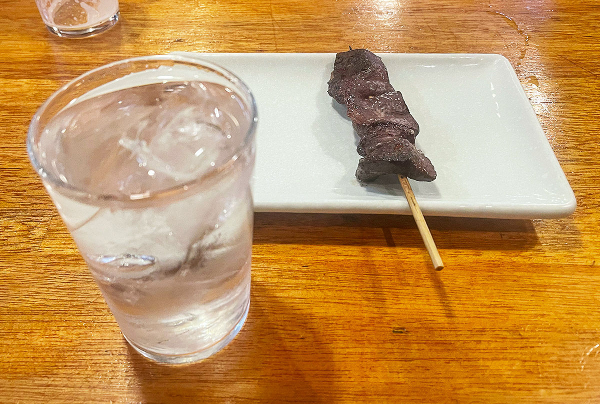 焼酎ロックと焼き上がったレバー