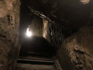 思った以上に狭い洞窟階段に湧きたつワクワク感