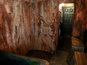 一見するとただの壁だけど、よく見ると中央には扉が