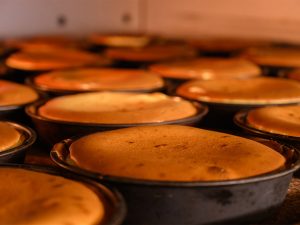 熟練の職人が焼き上げる伝統のチーズケーキ