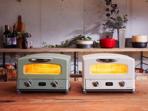 ストーブでもおなじみのカラー、ホワイトとグリーン。ピザ釜をイメージさせる上部のカーブや小窓、調整のつまみでレトロ感のあるおしゃれなデザイン