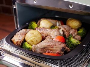 当時は少なかった「4枚焼き」を実現した庫内はピザも焼ける広さ。開発途中でグリル調理も可能なことがわかり「グリルパン」機能もプラス